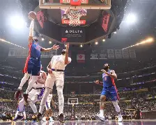 冲刺阶段底特律活塞篮板制胜——亚冠节点到来，质疑声仍在，高层口径保持一致(jr史密斯抢到篮板不进攻视频)