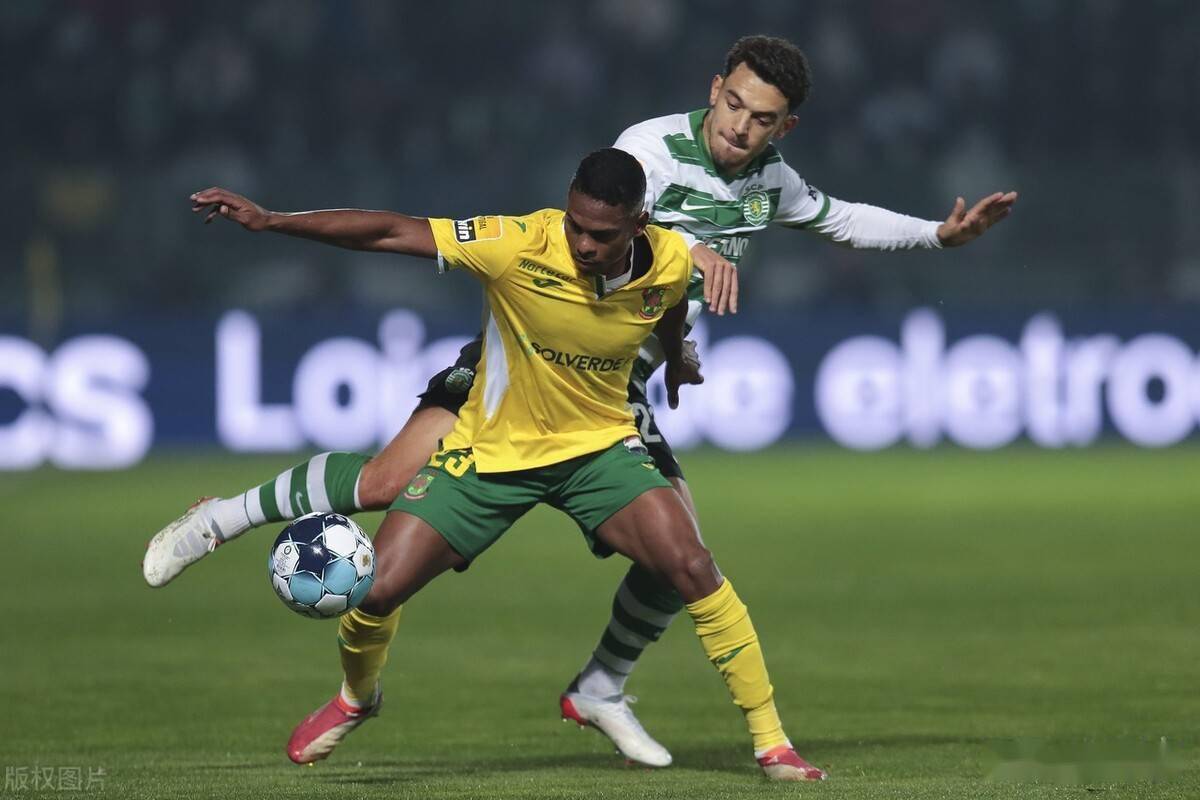 北京一球迷比赛中冲入球场拥抱梅西